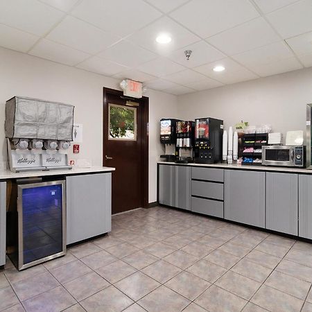 Microtel Inn And Suites Манистий Екстериор снимка