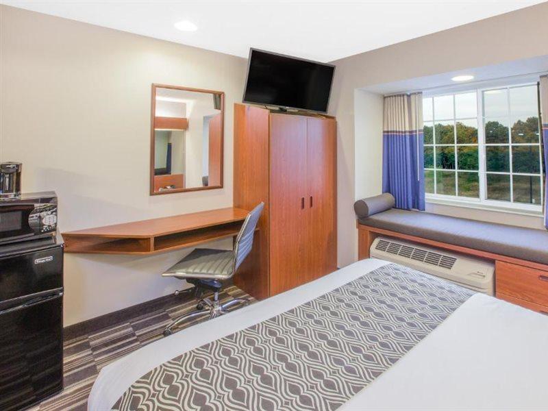 Microtel Inn And Suites Манистий Екстериор снимка