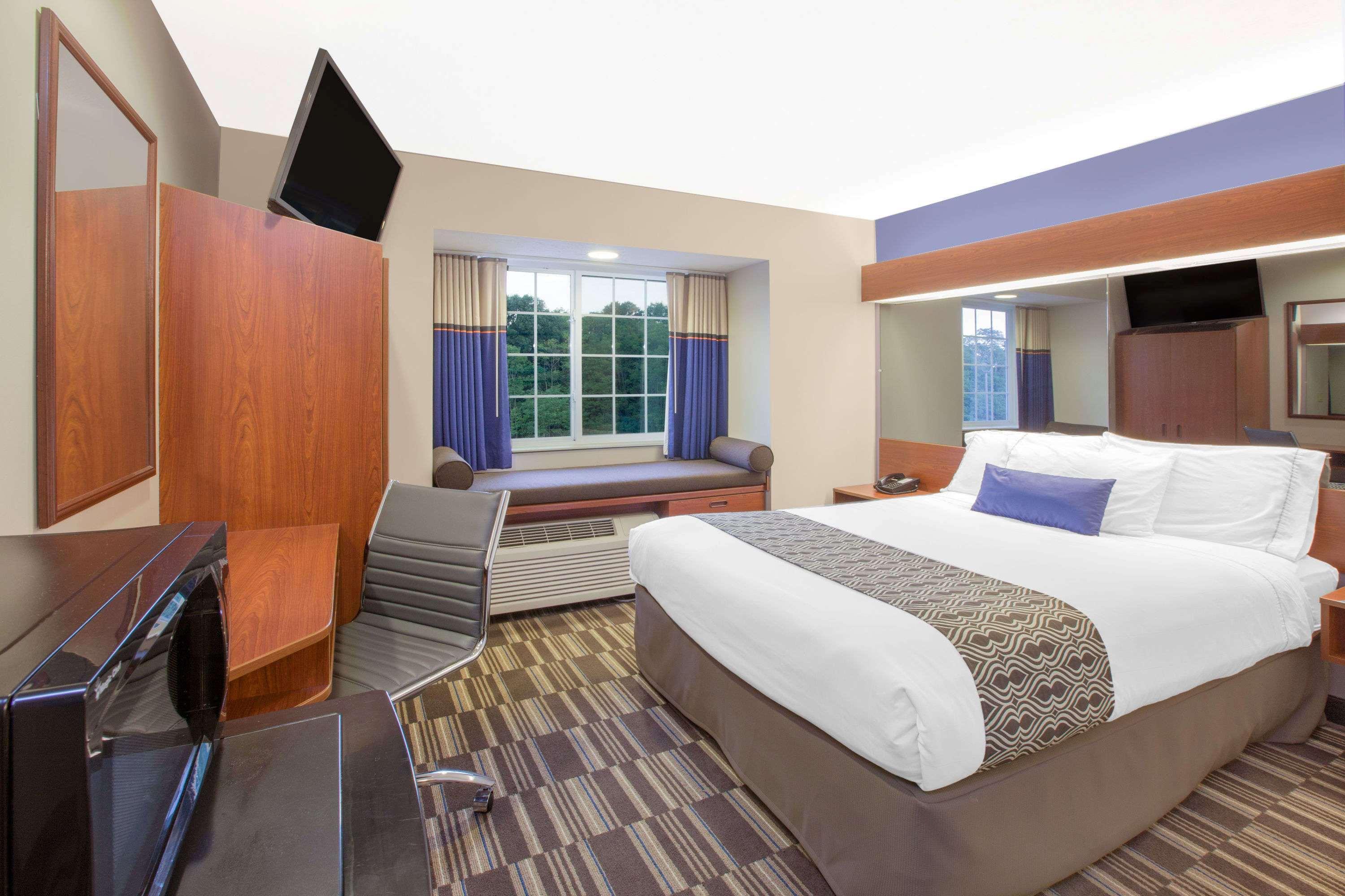 Microtel Inn And Suites Манистий Екстериор снимка