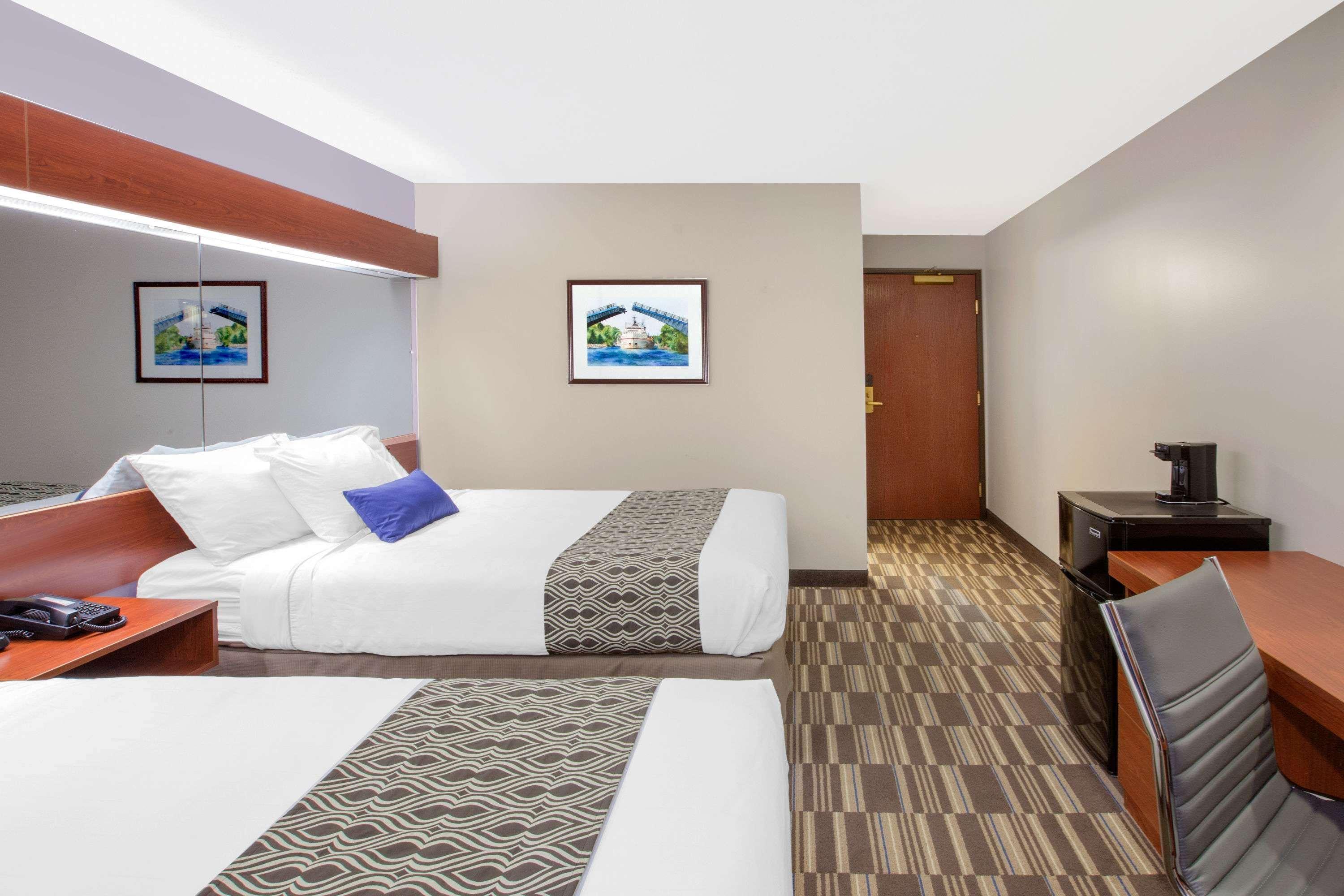 Microtel Inn And Suites Манистий Екстериор снимка