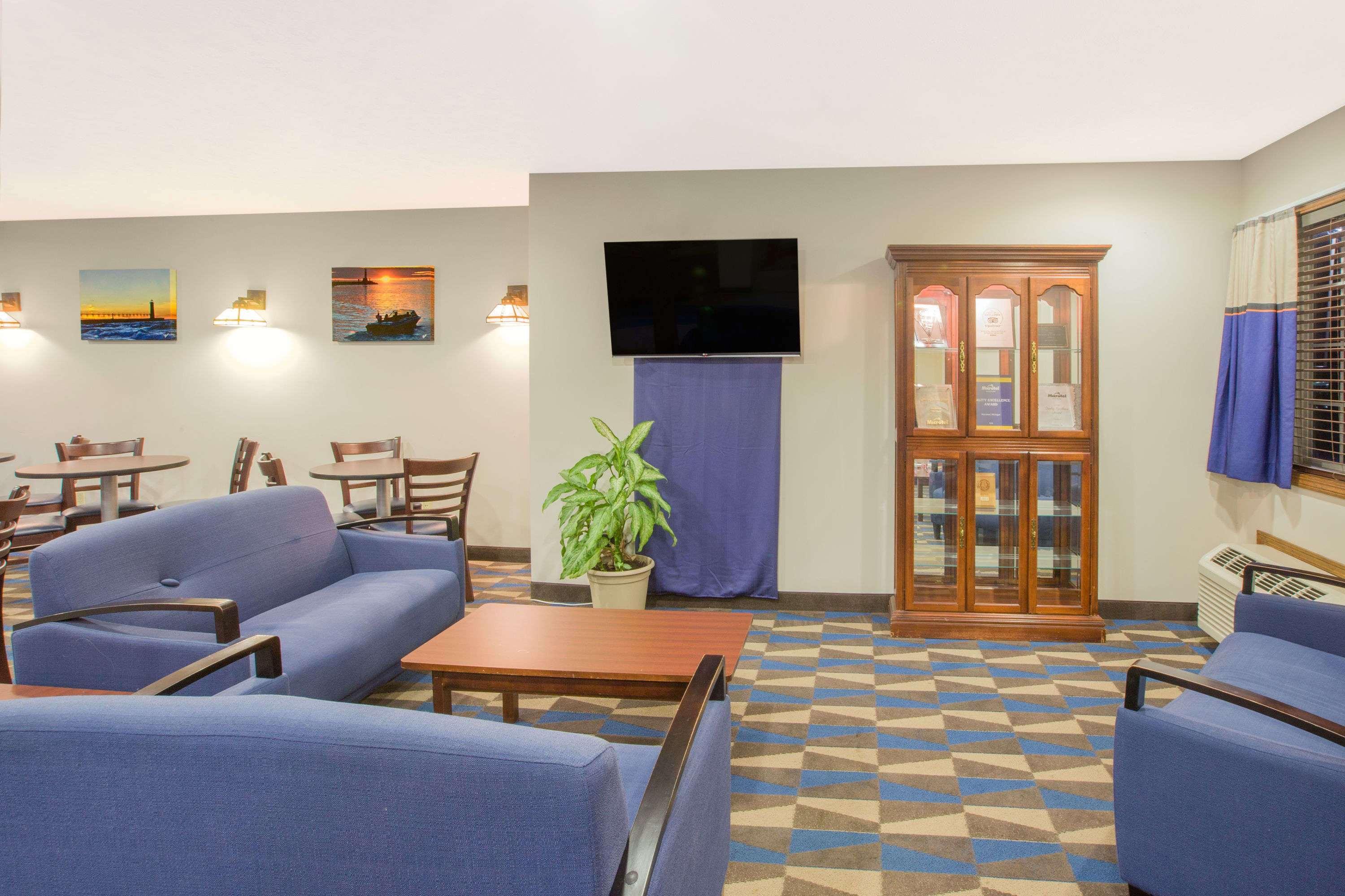 Microtel Inn And Suites Манистий Екстериор снимка