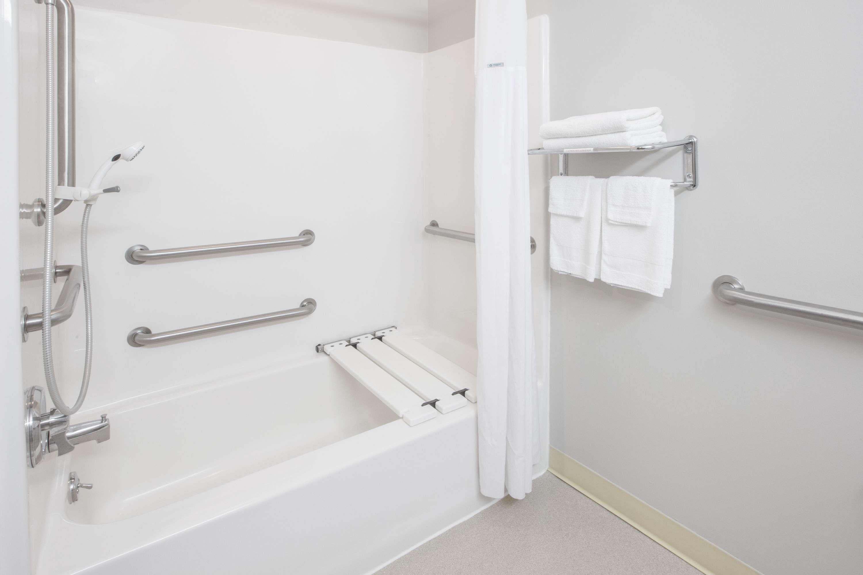 Microtel Inn And Suites Манистий Екстериор снимка
