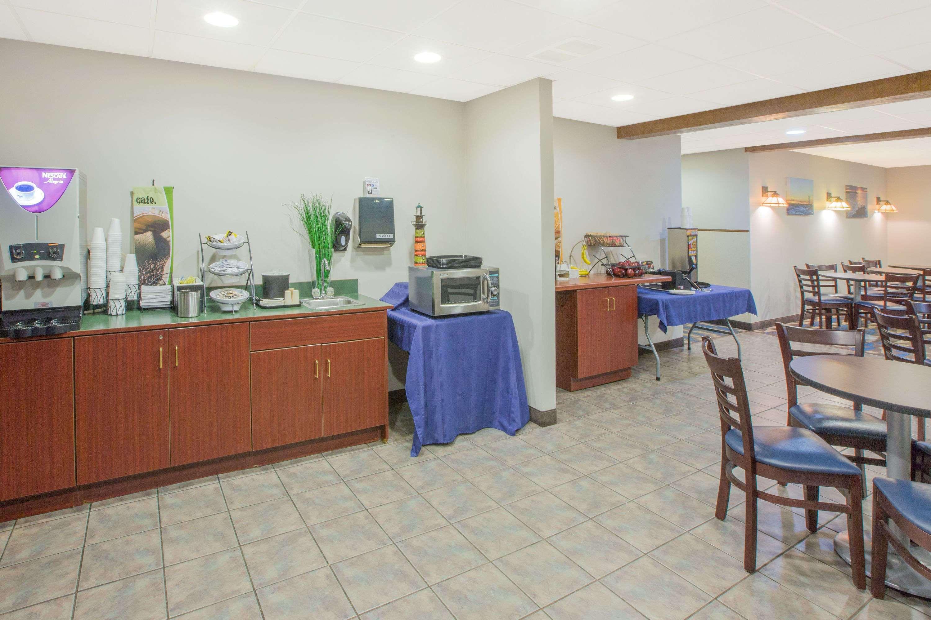 Microtel Inn And Suites Манистий Екстериор снимка