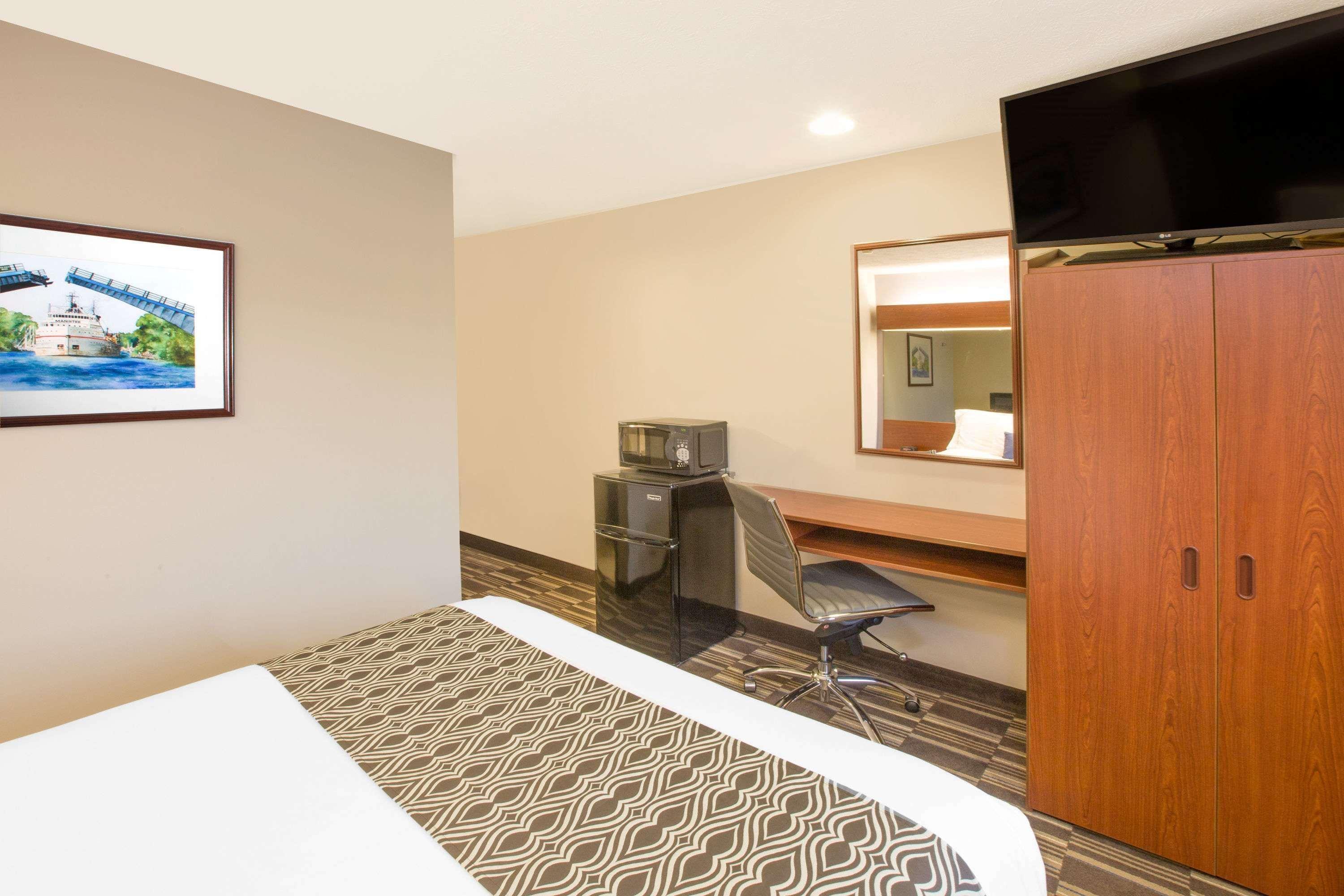 Microtel Inn And Suites Манистий Екстериор снимка