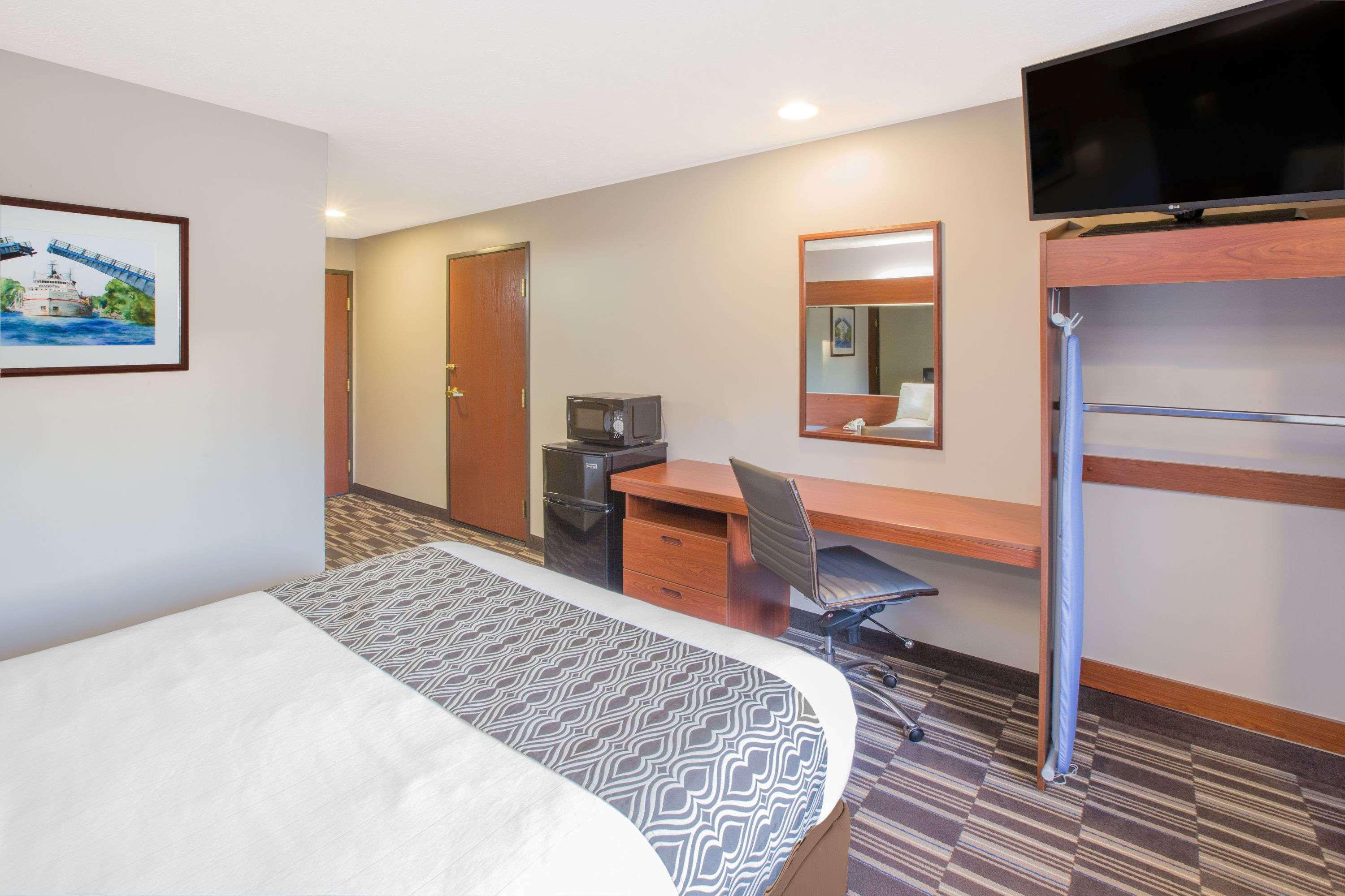Microtel Inn And Suites Манистий Екстериор снимка