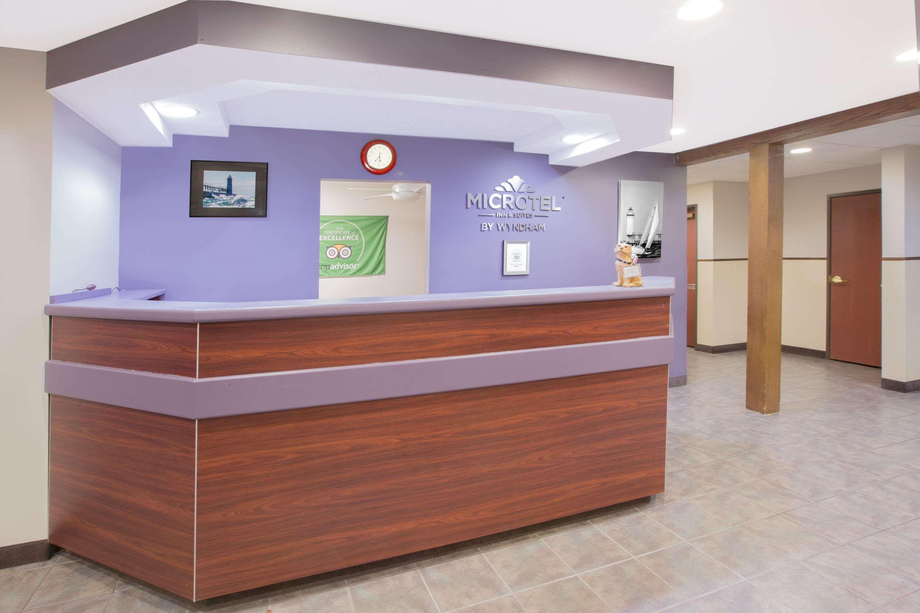 Microtel Inn And Suites Манистий Екстериор снимка