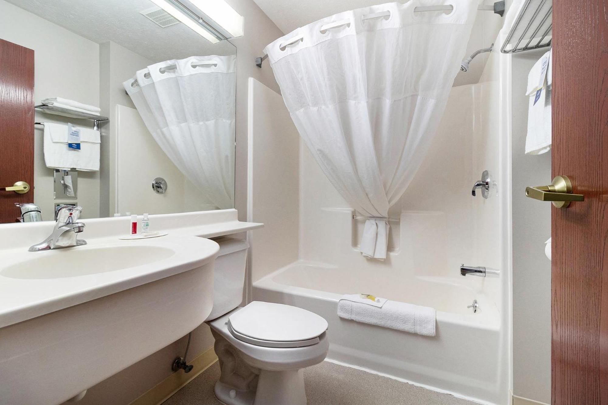 Microtel Inn And Suites Манистий Екстериор снимка