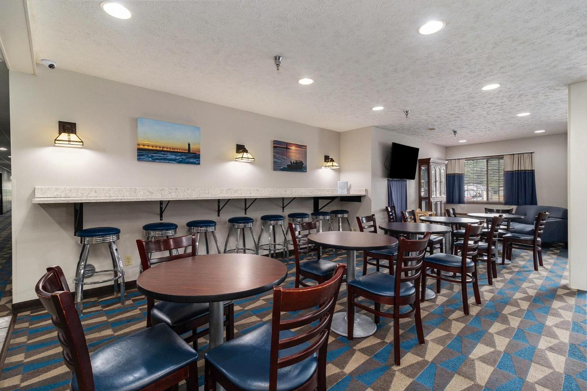 Microtel Inn And Suites Манистий Екстериор снимка