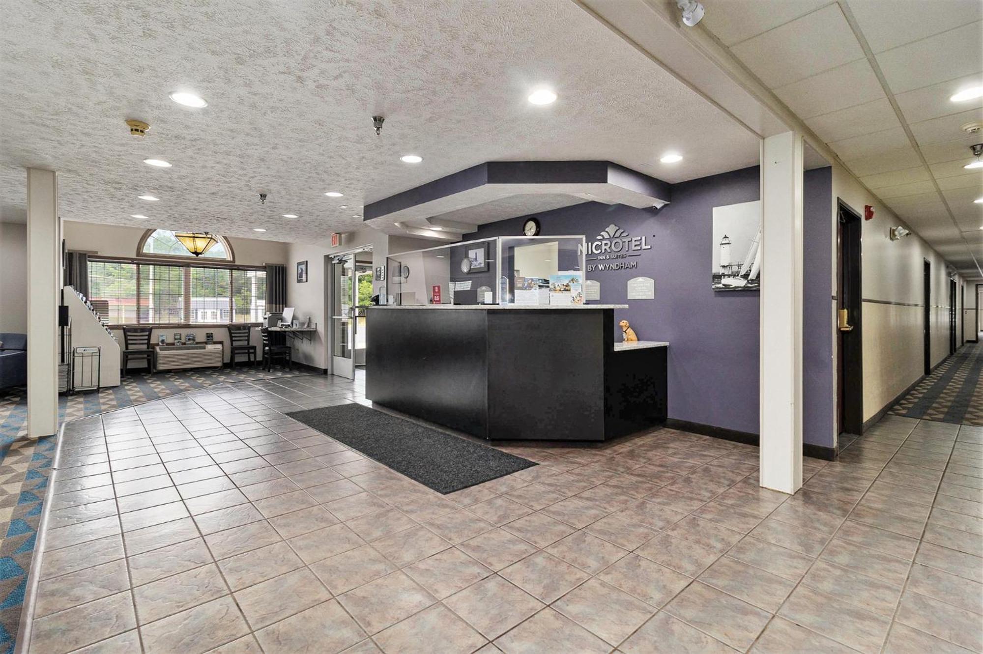 Microtel Inn And Suites Манистий Екстериор снимка